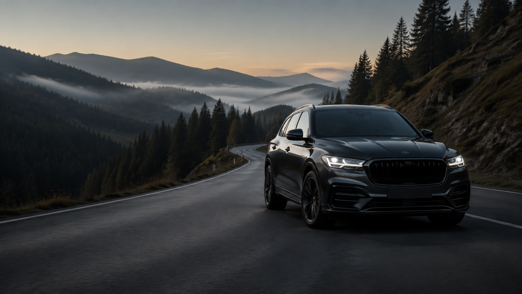Премиальный SUV на дороге в Германии